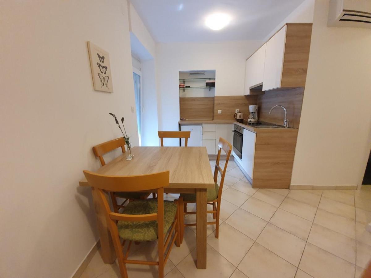 Apartmani Plaza Selce Esterno foto