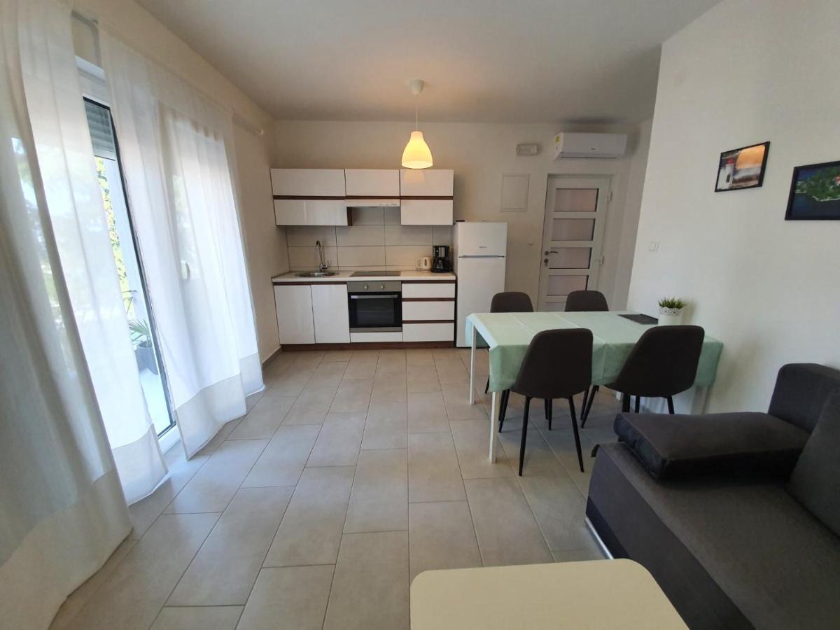 Apartmani Plaza Selce Esterno foto