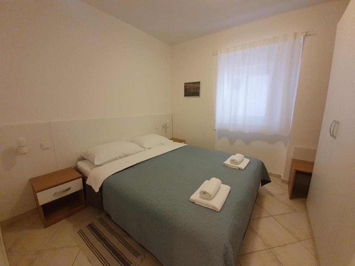 Apartmani Plaza Selce Esterno foto